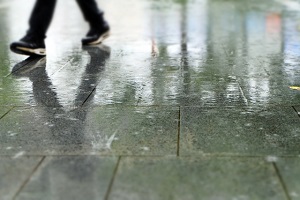 雨に濡れた靴を早く乾かす方法